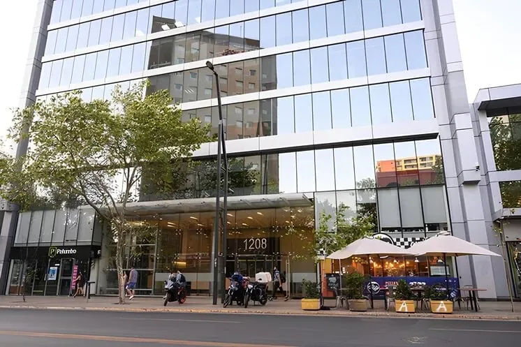 Fachada del edificio de la oficina virtual LOF en Providencia